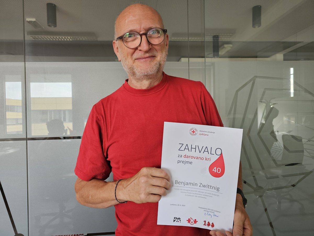 RegisterSI's tweet image. Ponosni smo, da je naš sodelavec prejel priznanje s strani Rdečega križa Slovenije za izjemen dosežek – kar 40-kratno darovanje krvi 🩸
To priznanje ni le dokaz njegovega sočutja in predanosti pomoči sočloveku, ampak tudi navdih za vse nas!

#družbenaodgovornost #darujkri