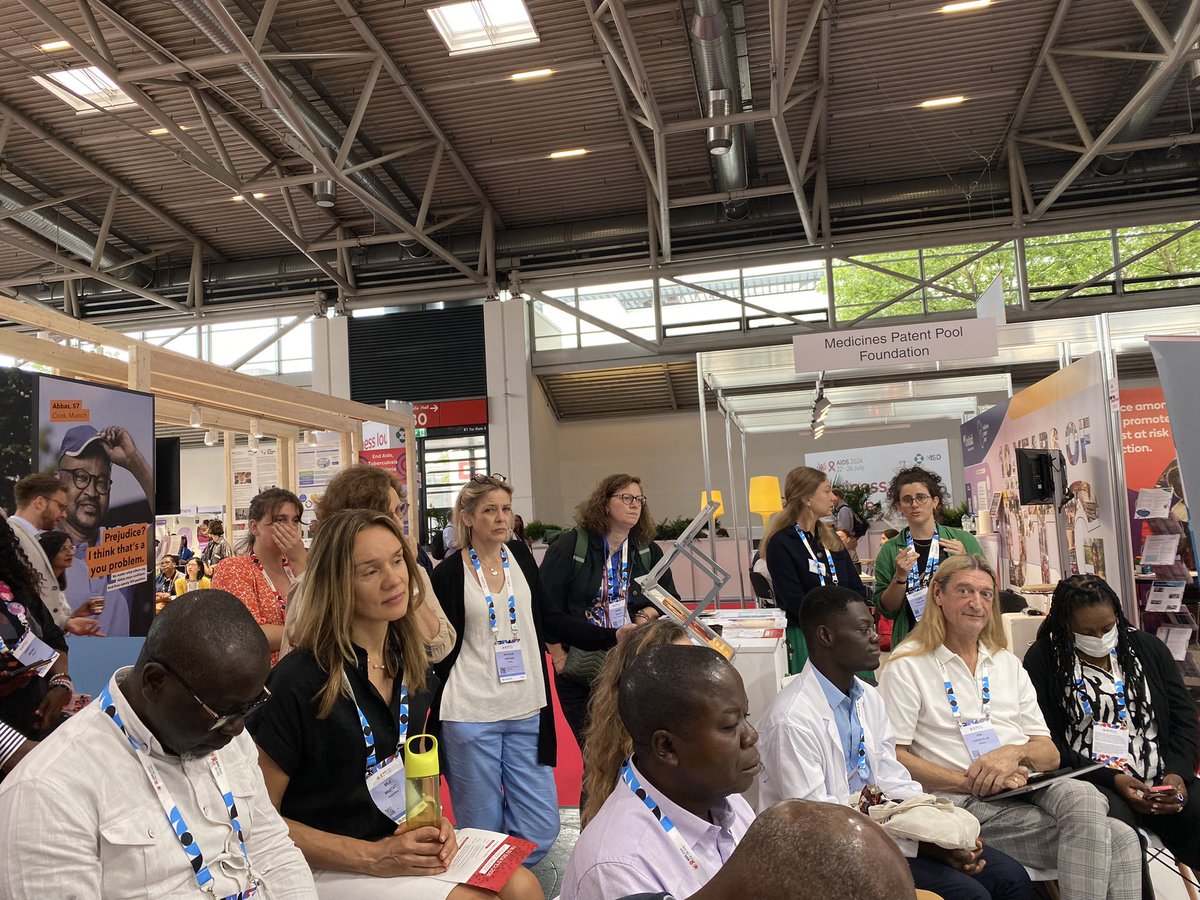 MedicinesPatentPool (@medspatentpool) on Twitter photo <a href="/AmprouAnne/">AMPROU Anne-Claire</a> <a href="/UNITAID/">Unitaid</a> <a href="/agenceANRS/">ANRS Maladies infectieuses émergentes</a> <a href="/expertisefrance/">Expertise France</a> <a href="/ird_fr/">IRD.fr</a> <a href="/francediplo/">France Diplomatie 🇫🇷🇪🇺</a> <a href="/BokkYakaar/">Bokk Yakaar</a> <a href="/eburrone/">Esteban Burrone</a> 🎙️<a href="/eburrone/">Esteban Burrone</a> du MPP au stand de la 🇫🇷
Le programme de transfert de technologies à ARNm a été créé par <a href="/WHO/">World Health Organization (WHO)</a> et le MPP avec le soutien de la #France 🇫🇷 et d’autres pays suite à l’épidémie de #COVID19 afin d’améliorer la santé et la sécurité sanitaire en développant pour le long <a href="/AmprouAnne/">AMPROU Anne-Claire</a> <a href="/UNITAID/">Unitaid</a> <a href="/agenceANRS/">ANRS Maladies infectieuses émergentes</a> <a href="/expertisefrance/">Expertise France</a> <a href="/ird_fr/">IRD.fr</a> <a href="/francediplo/">France Diplomatie 🇫🇷🇪🇺</a> <a href="/BokkYakaar/">Bokk Yakaar</a> <a href="/eburrone/">Esteban Burrone</a> 🎙️<a href="/eburrone/">Esteban Burrone</a> du MPP au stand de la 🇫🇷
Le programme de transfert de technologies à ARNm a été créé par <a href="/WHO/">World Health Organization (WHO)</a> et le MPP avec le soutien de la #France 🇫🇷 et d’autres pays suite à l’épidémie de #COVID19 afin d’améliorer la santé et la sécurité sanitaire en développant pour le long