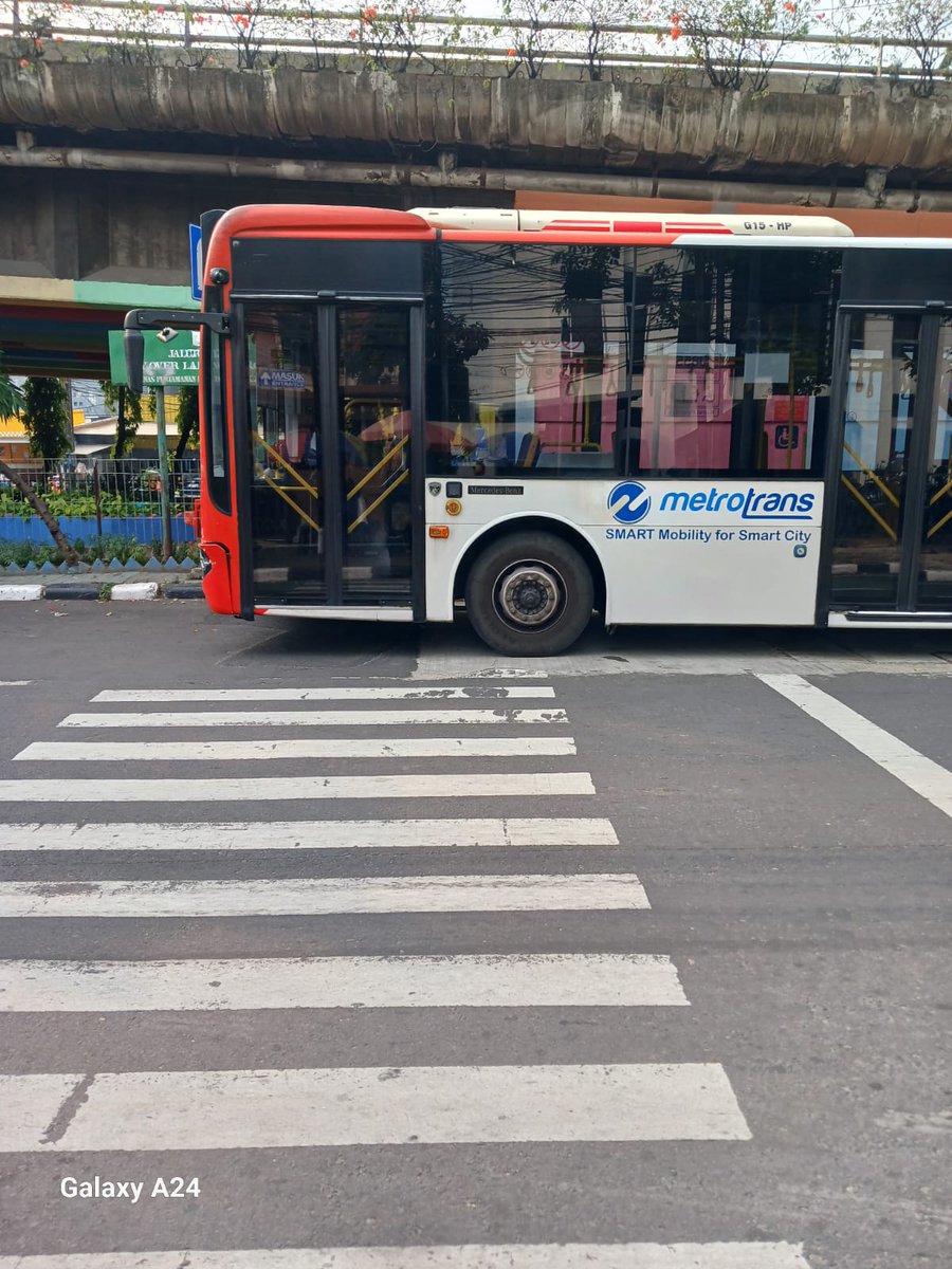 markuni's tweet photo. Waduh untuk menyeberang jalan malah dipakai parkir bus trans jakarta. Lokasi Jl. KH. Abdullah Syafe'i Tebet https://t.co/nDBPovYLT6