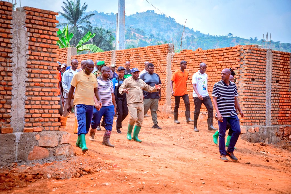 BMineagrie's tweet photo. Dans le but d' encourager les Jeunes entrepreneurs, le Président de la République du #Burundi a aussi visité HARAHAMBAYE FARM FACTORY,une porcherie de plus de 2200 porcs sur la Colline #Kagongo à @RumongeProvince, société de IMANISHIMWE Albert un membre de la diaspora Burundaise. https://t.co/bkfbxLACQh