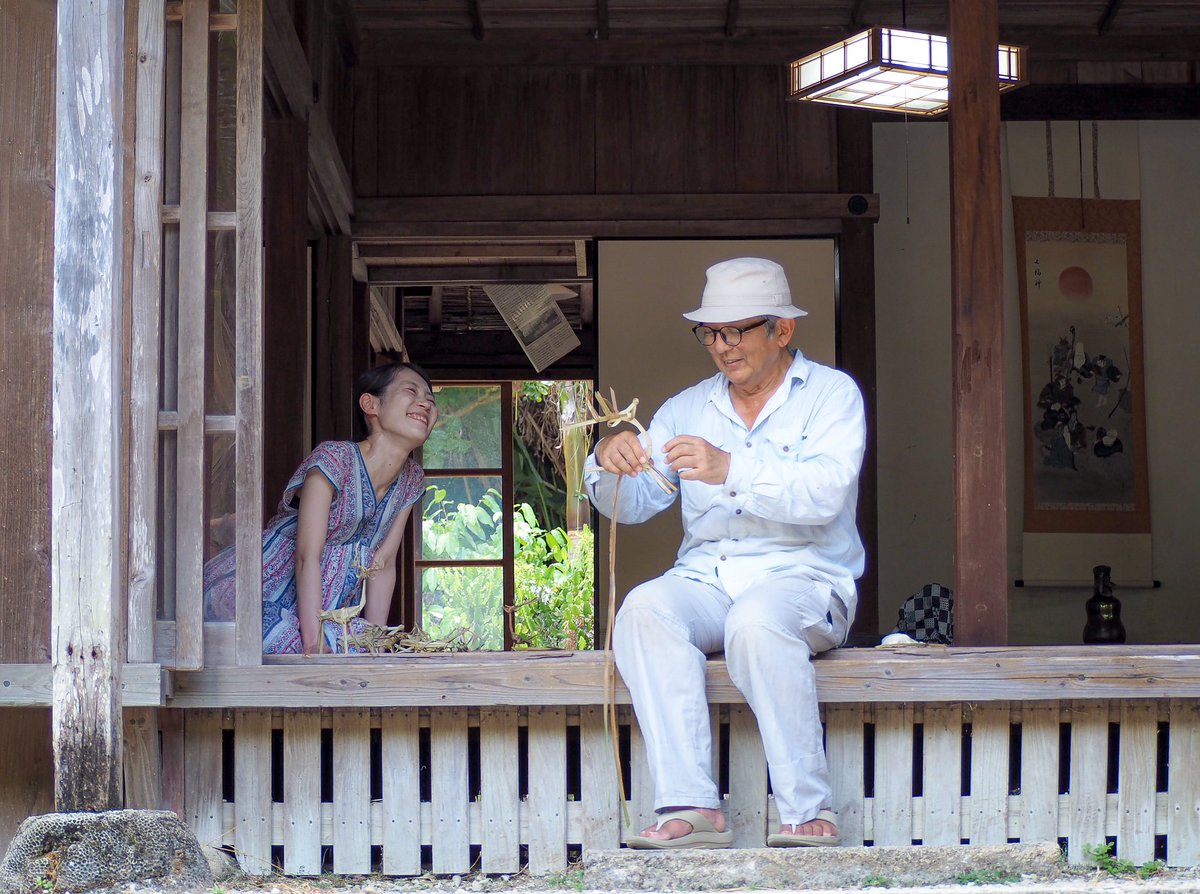 halu2024318's tweet photo. 石垣島エコツーリズム協会会長の谷崎さんの撮影をさせていただきました。
私の自然界の先生です。
観光でいらしていたお姉さんが谷崎さんのリーフクラフトに感動して、たくさんお話ができたのでモデルをお願いしたところ、快く了承してくれました。
谷崎さんのまわりには優しい風が吹いてます。 https://t.co/aiWG2Lrcsb