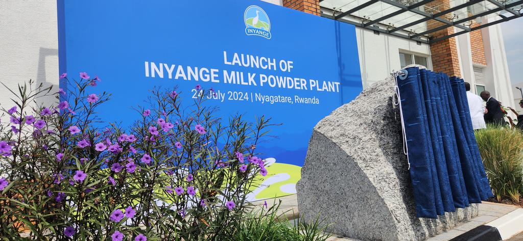 Lee_Fabricee's tweet photo. #HappeningNow

The @AlwaysInyange is going to launch Rwanda’s first milk powder factory.

This $45 million investment will process 500,000 liters of milk into 50 tonnes of milk powder daily, with an annual capacity of 15,000 tonnes. 

#InyangeMPPLaunch #AlwaysInyange https://t.co/2bMj6JKa50