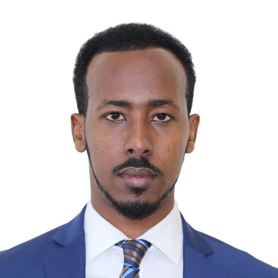 sjs_Somalia's tweet photo. #ALERT: @sjs_Somalia ayaa ogaatay in shalab gelinkii wariye @AlinurSalaad, oo ah agaasimaha #Dawan Media, laga qaaday saldhigga degmada Waaberi, loona wareejiyay Xabsiga Dhexe ee Muqdisho.
#SJS waxay ogaatay in kahor intaan la geynin Xabsiga, Cali Nuur lasii marsiiyay Maxkamadda Gobolka Banaadir halkaasoo looga jaray warqad xabsi ku heyn 45 maalmood ah.
Tani waa xadgudub ka dhan ah sharciga dalka iyo qawaaniinta caalamiga, iyadoo aanay jirin eedeyn rasmi ah, uusan heysan qareen, isla markaana uusan jirin wax dembi ah oo uu galay oo keeni kara in muddo intaas la eg xabsi ku heyn loo qoro.
@sjs_Somalia waxay si adag u cambaareyneysaa xariggan oo aan waxba ka duwaneyn 'afduub siyaasadeed' oo ka dhan ah shaqada saxaafadeed ee uu Cali Nuur hayey.