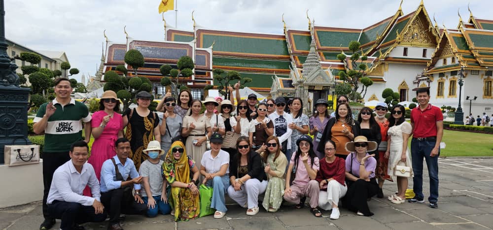eforest2_world's tweet image. Vietnam participants exploring the stunning Grand Palace in Bangkok. A memorable cultural experience during Thailand King's birthday celebration! 📯📯
#eforest #trees #onebilliontrees #naturelovers  #planttrees #plantslover #trees  #birdlife #animallover #journey #Vietnam #bankok