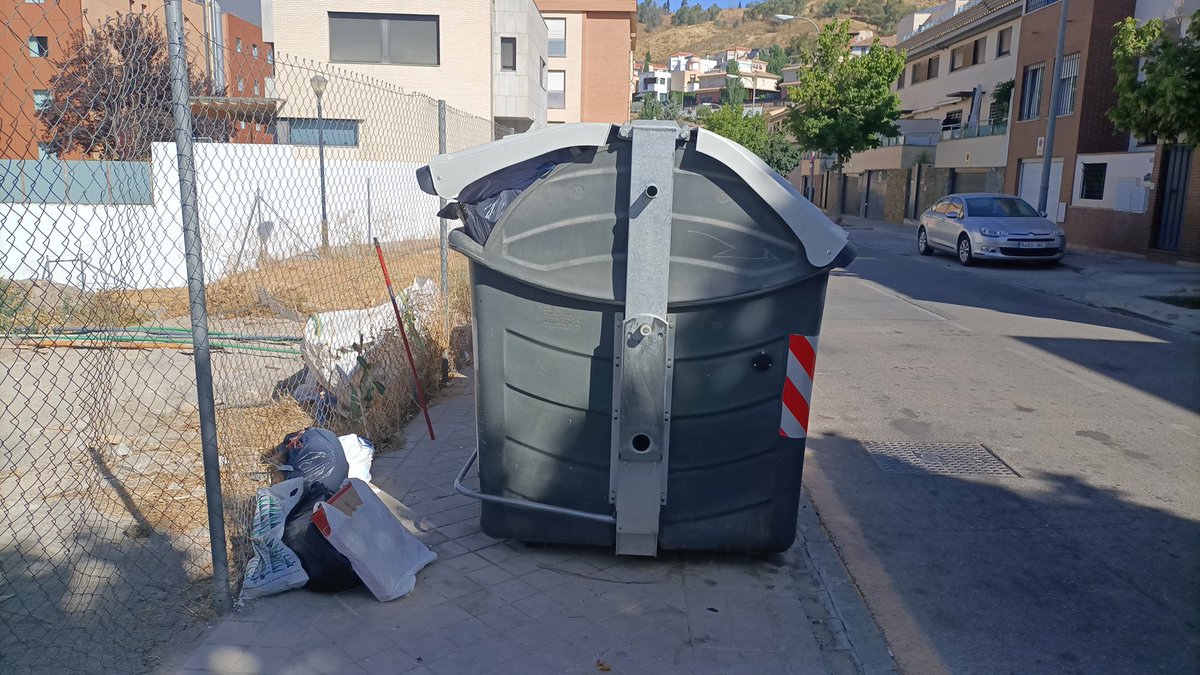 JacobePedro's tweet photo. @AnaSRequena @aytogr @marifrangr @Granada_Limpia Buenos días! Llevamos varios días en los que el contenedor orgánico está lleno y no pasa ningún camión a recogerlo (hay basura en el suelo también). Además estos contenedores están situados encima de la acera y deberían  reubicarse https://t.co/5aRvcTu2VR