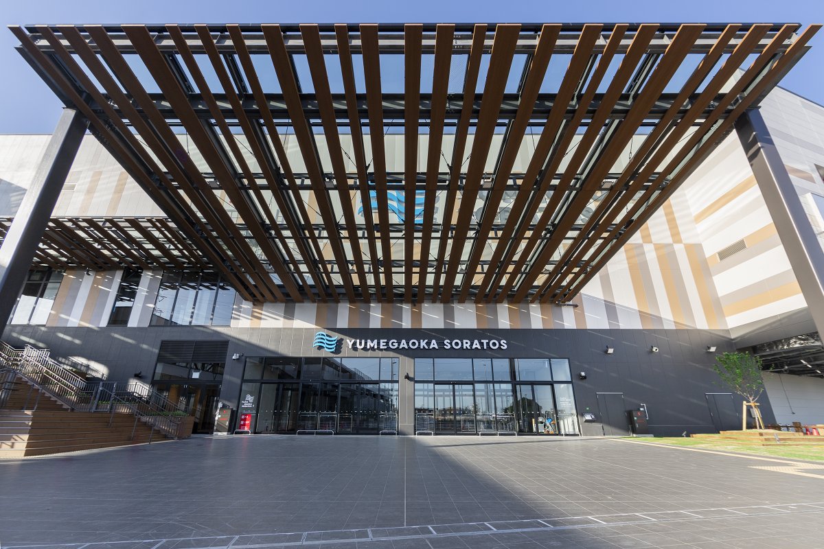 ゆめが丘ソラトス、いよいよ明日グランドオープンです。
ゆったりとした館内で、のんびりとお買い物を楽しむ、陽のあたるカフェで家族との時間を過ごす、お子さまを連れて屋上でおもいっきり遊ぶ… 

訪れた皆さまがそれぞれの楽しみ方ができるように、さまざまな体験をご用意してお待ちしています。