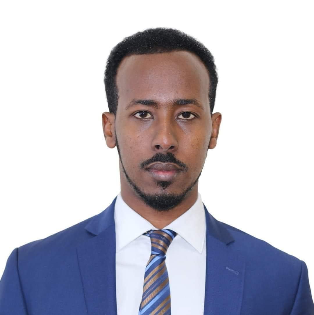 sjs_Somalia's tweet photo. 🛑ALERT: @sjs_Somalia has learned that #Dawan Media Director and journalist @AlinurSalaad, was transfered from Waberi District Police Station to Mogadishu Central Prison late afternoon yesterday (Tuesday).
#SJS learned that shortly before being taken to prison, the journalist was brought at the Banadir Regional Court, without a lawyer, a judge authorised "45 days in custody pending investigations".
This is a violation of the country's law and international regulations. There is no official charge against him, @AlinurSalaad does not have a lawyer yet, and he has not committed any crime that could justify such a period of detention.
@sjs_Somalia strongly condemns this unlawful detention, which constitutes 'political kidnapping' against Ali Nur's journalistic work.