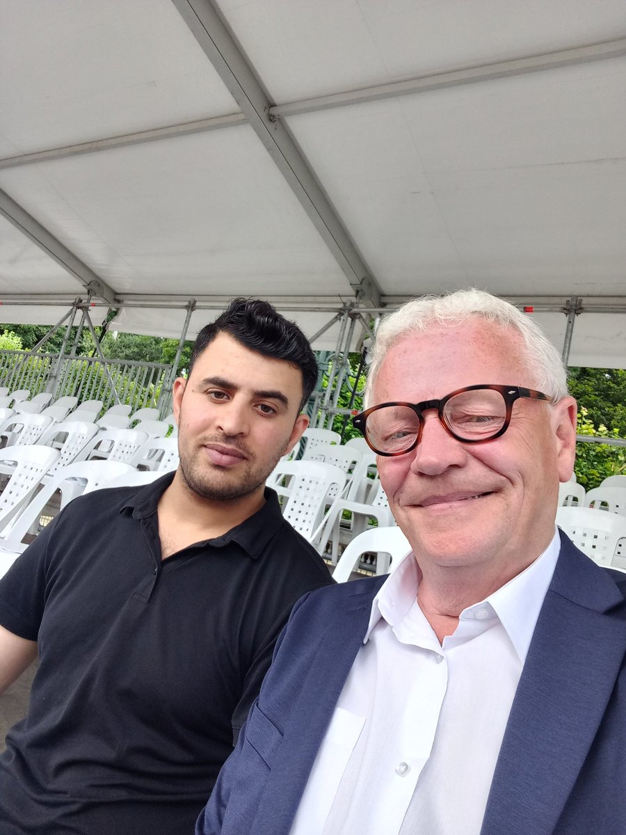 Soms lijkt het een modern sprookje... In de zomer van 2016 leerde ik Wahid kennen, een Afghaanse vluchteling die schuchter een sigaret kwam vragen. Met Kerstmis, datzelfde jaar, nam ik hem mee naar het Kerstfeest bij mijn ouders thuis. In 2017 kwam hij, na perikelen met zijn