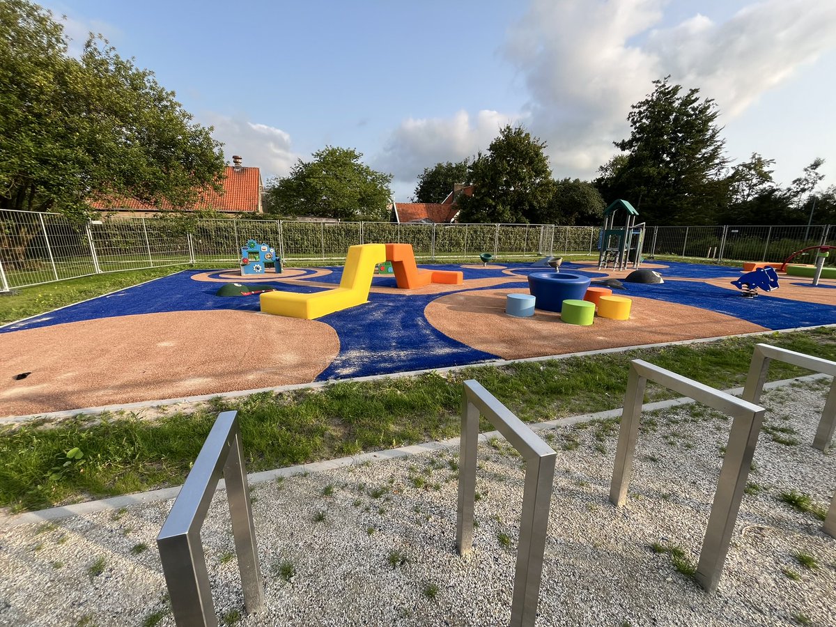 RickdeVries60's tweet photo. @haarlemmermeer Nog even over de speeltuin in het #Stadspark. Lijmen en drogen van tapijt was reden van vertraging. Er is nu al twee weken NIETS meer gebeurd. Alles is nu wel droog! Haal de hekken weg en laat kinderen spelen. Het is af! Wat is de echte reden dat er niets gebeurt? https://t.co/eniCvYNXoe