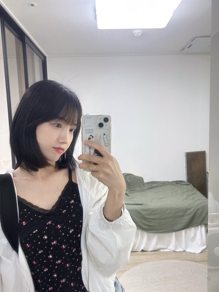 CherryBulletInt's tweet photo. HAEYOON teases her new haircut ahead of her new song “보고싶어 지금 (Miss You Now)” release this July 28, 2024 at 12PM KST 🌻🍒 

#해윤 #박해윤 #체리블렛 #CherryBullet #ParkHaeyoon #HAEYOON https://t.co/m50JjWWgh0