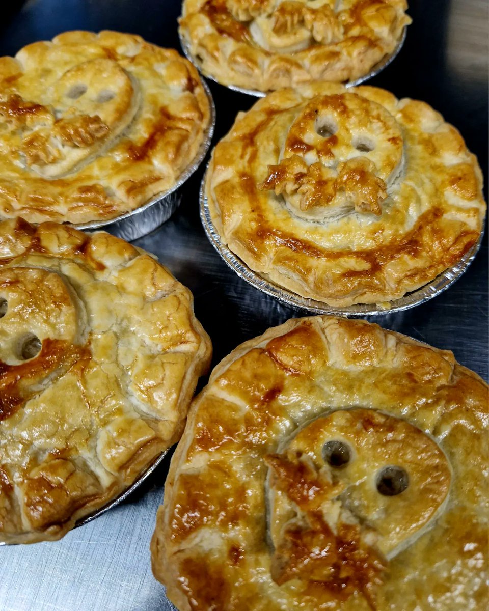 PIEd_PIEper's tweet photo. Bore Daaaa Wrecsam 🏴󠁧󠁢󠁷󠁬󠁳󠁿

Good news, Steak &amp; MOR-ISH pie is back! 

Slow cooked steak goes side by side with this Amber Ale made with Welsh Seaweed 🌿 all the way from @BragdyC in Holyhead 👍

#Wrexham #morish #Steak #pies #ale #seaweed #pastries #anglesey #Wales https://t.co/ftnfZyEzN9