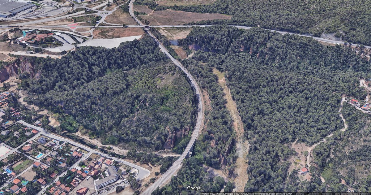 #ADIF licita #obres de manteniment extraordinari a la #R4Nord  

1,8M€ per rehabilitar la trinxera entre els PK 328 i 329 #Viladecavalls - #SMGonteres 

Caldrà reparar els danys per mitigar els riscos de l'erosió, evitant així despreniments de roques i arbres, a través de