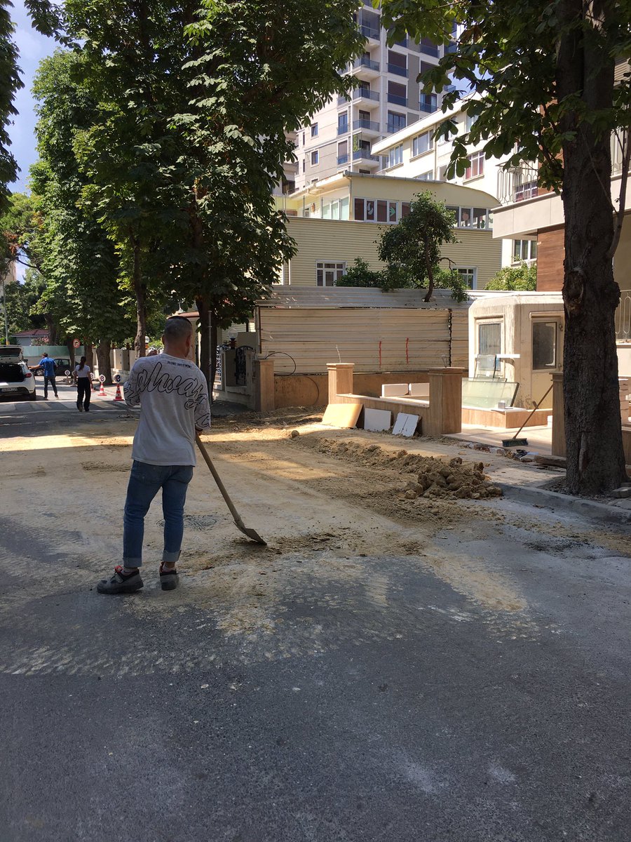 cinciletta's tweet photo. Neşet usman sokak hali içler acısı @kadikoybelediye @IBBcozummerkezi @tc_cimer nasıl olacak bu sürekli şantiyede yaşamak ? https://t.co/xPSgthJMLa