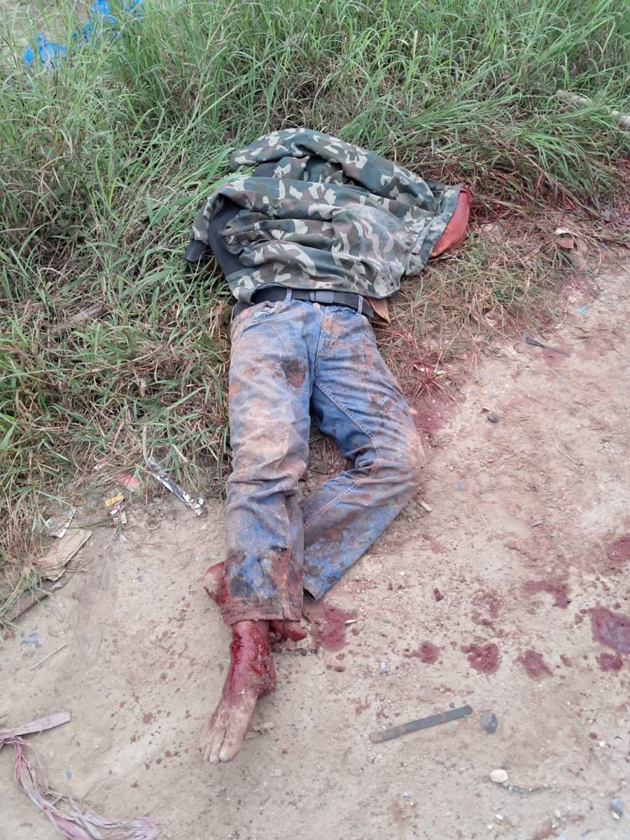 dhemit_is_back's tweet photo. ⚠️ TRIGGER WARNING ⚠️

Driver maxim mobil di Kota Kendari, Sulawesi Tenggara (Sultra) dibacok penumpangnya sendiri menggunakan parang secara membabi buta hingga tewas dan tangan kiri korban putus.

Peristiwa mengerikan itu berlokasi di depan Rumah Sakit Jiwa (RSJ) Kendari atau tepatnya di Jalan Dr. Soetomo, Kelurahan Tobuuha, Kecamatan Puuwatu, Rabu (24/07/2024) pagi.

Pelaku merupakan mantan pasien RSJ