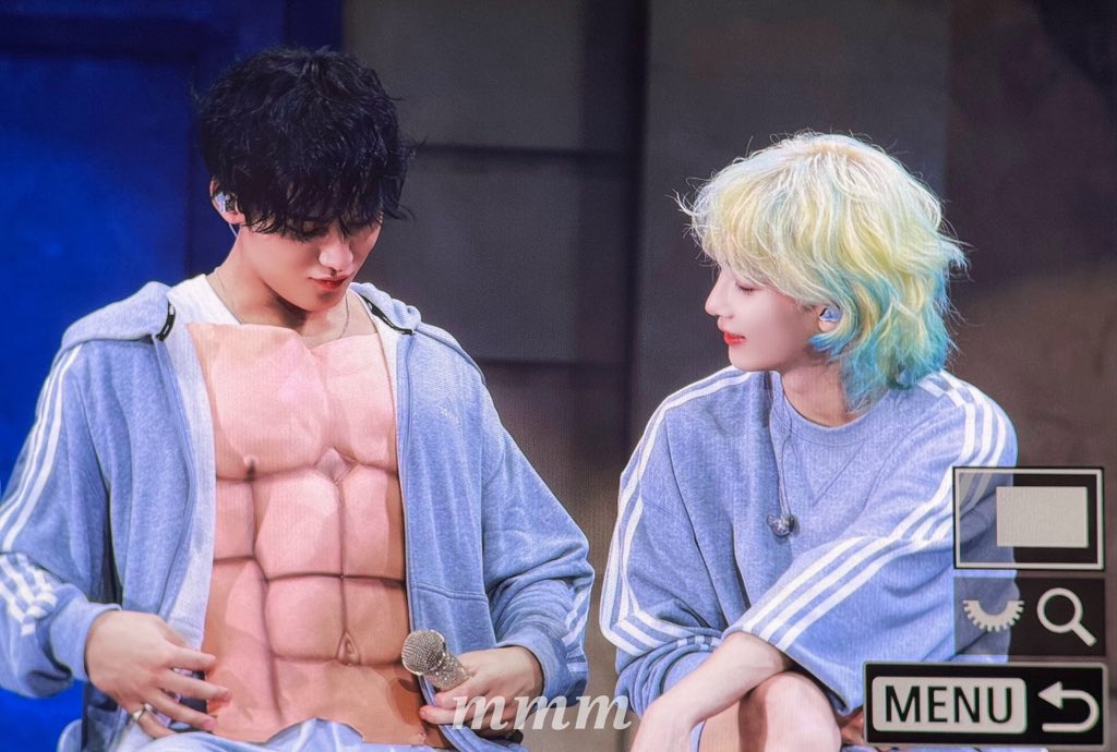 240724 #정한 #윤정한 #세븐틴
도겸이거 입어보고 왜 입삐쭉 거리는건데 
귀여움 ㅠㅠ