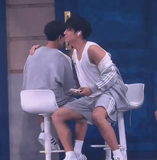 will forever be grateful to mingyu for always having dokyeom's back 🥹