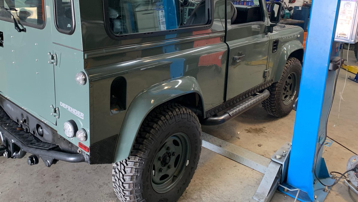 4WARD4X4 Werkstatt Überrollkäfig Montage Defender 90 Vorbereitungen