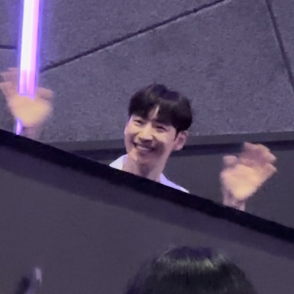 ahora0704's tweet photo. 이제훈 진짜 귀엽다 다들 감독님 보고 있는 사이에 이렇게 빼꼼히 고개만 내밀고 쳐다보고 있음 https://t.co/4isuj3rpSJ