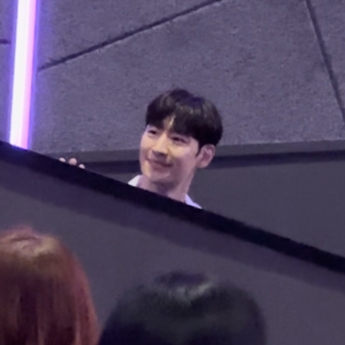 ahora0704's tweet photo. 이제훈 진짜 귀엽다 다들 감독님 보고 있는 사이에 이렇게 빼꼼히 고개만 내밀고 쳐다보고 있음 https://t.co/4isuj3rpSJ