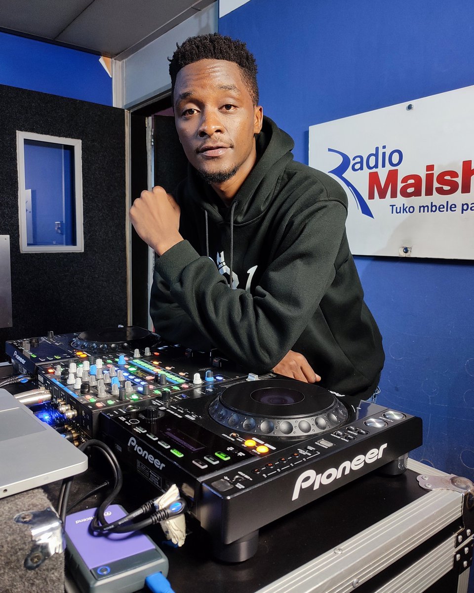 radiomaisha's tweet photo. Konnect na @mwendemacharia1, @clemmo25flow na @worldwide_byron. 12pm - 3pm. #MwendeNClemmoKonnect #RadioZaidiYaRadio https://t.co/mpiGv3PdKK