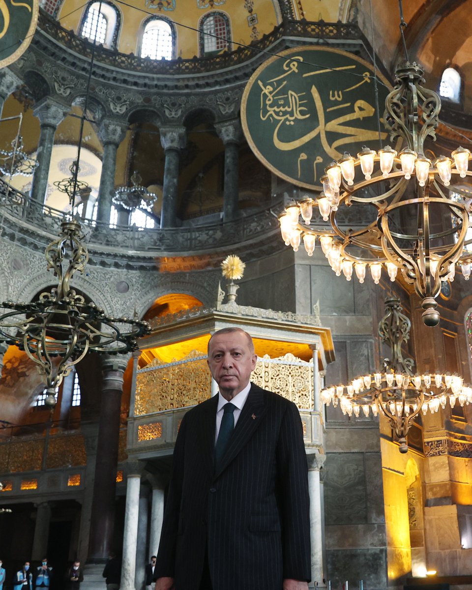 RTEdijital's tweet photo. Zincirlerin kırıldığı günün 4'üncü yıl dönümü...

Ayasofya-i Kebîr Cami-i Şerîfi, 4 yıl önce bugün yeniden ibadete açıldı. https://t.co/RzvZc2WIq3