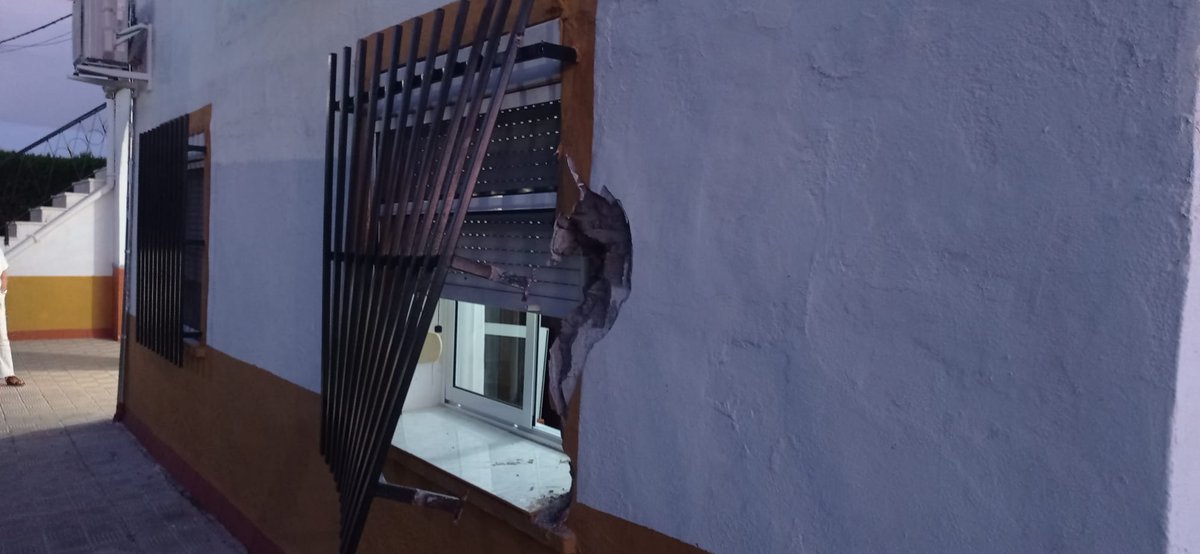 barriadapineda's tweet photo. Otra vez, nuestra barriada de Pineda es víctima de la delincuencia. Nos sentimos abandonados por la administración tanto @Defensagob como @Ayto_Sevilla. ¡Exigimos más seguridad y atención ya! #PinedaSegura #BastaDeInseguridad #JusticiaParaPineda
#BarriadaPineda
#RobosSevilla https://t.co/S3cD7Hq6jP