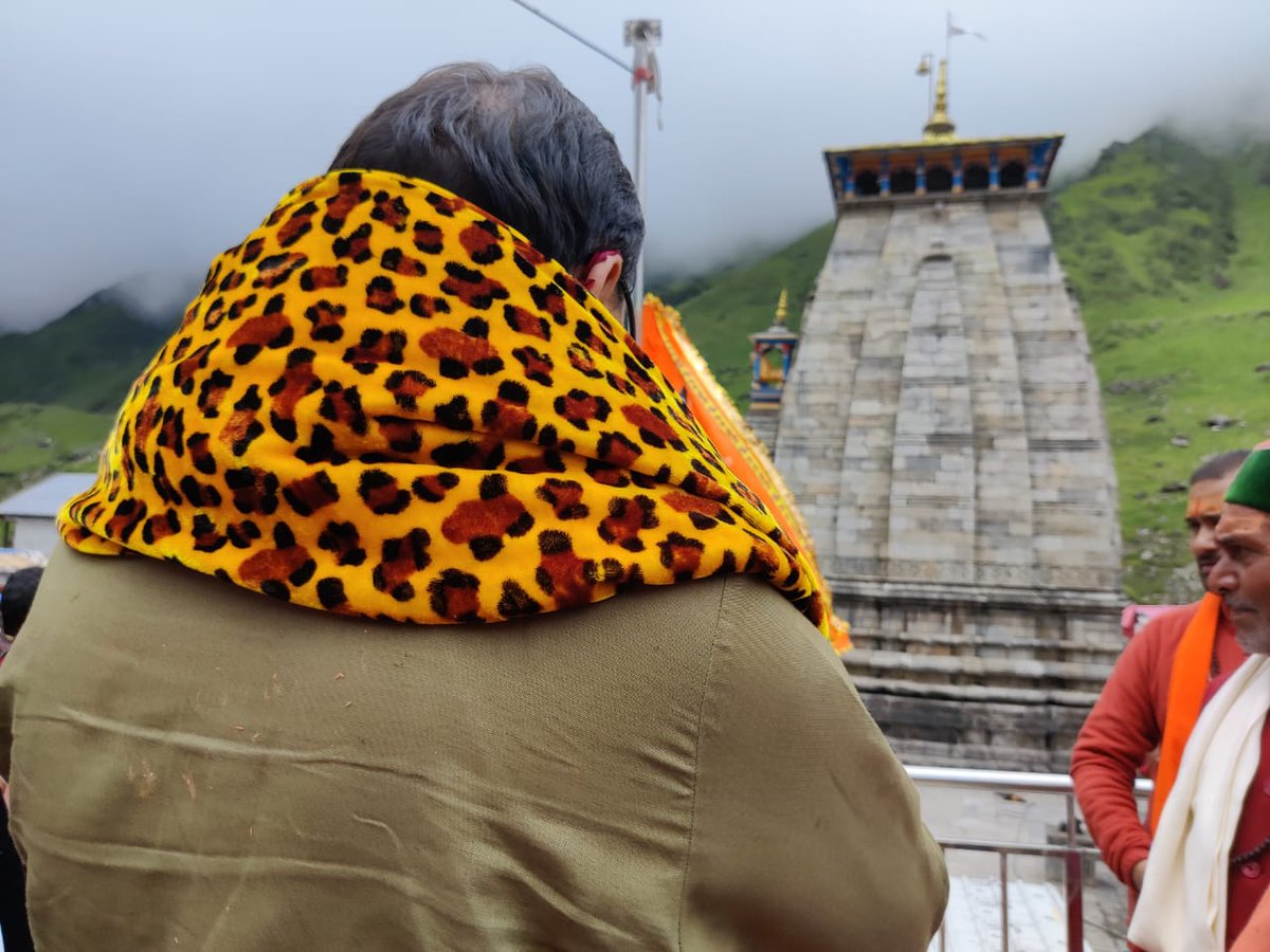 pushkardhami's tweet photo. श्री केदारनाथ धाम में पूजा-अर्चना कर बाबा केदार से समस्त प्रदेशवासियों के सुख-समृद्धि एवं कल्याण की कामना की। इस दौरान मंदिर में अन्य प्रदेशों से आए श्रद्धालुओं एवं साधु-सन्यासियों से भेंट कर धाम की व्यवस्थाओं के संबंध में फीडबैक भी लिया।

साथ ही धाम परिसर में चल रहे पुनर्निर्माण कार्यों का निरीक्षण कर अधिकारियों को जरूरी दिशा-निर्देश भी दिए। आदरणीय प्रधानमंत्री श्री @narendramodi जी के कुशल नेतृत्व में केदारनाथ धाम का पुनर्निर्माण कार्य संभव हुआ है।

प्रदेश सरकार द्वारा की गई व्यवस्थाओं के प्रति श्रद्धालुओं के संतुष्टिभाव से मन अभिभूत है। हमारी सरकार चारधाम यात्रा को सुगम एवं सुरक्षित बनाने के लिए संकल्पबद्ध होकर कार्य कर रही है। हमारा एकमात्र प्रयास है कि यहां आने वाले श्रद्धालु अच्छे अनुभवों को अपने साथ लेकर जाएं।