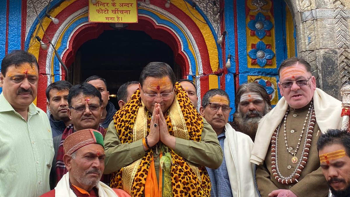 pushkardhami's tweet photo. श्री केदारनाथ धाम में पूजा-अर्चना कर बाबा केदार से समस्त प्रदेशवासियों के सुख-समृद्धि एवं कल्याण की कामना की। इस दौरान मंदिर में अन्य प्रदेशों से आए श्रद्धालुओं एवं साधु-सन्यासियों से भेंट कर धाम की व्यवस्थाओं के संबंध में फीडबैक भी लिया।

साथ ही धाम परिसर में चल रहे पुनर्निर्माण कार्यों का निरीक्षण कर अधिकारियों को जरूरी दिशा-निर्देश भी दिए। आदरणीय प्रधानमंत्री श्री @narendramodi जी के कुशल नेतृत्व में केदारनाथ धाम का पुनर्निर्माण कार्य संभव हुआ है।

प्रदेश सरकार द्वारा की गई व्यवस्थाओं के प्रति श्रद्धालुओं के संतुष्टिभाव से मन अभिभूत है। हमारी सरकार चारधाम यात्रा को सुगम एवं सुरक्षित बनाने के लिए संकल्पबद्ध होकर कार्य कर रही है। हमारा एकमात्र प्रयास है कि यहां आने वाले श्रद्धालु अच्छे अनुभवों को अपने साथ लेकर जाएं।