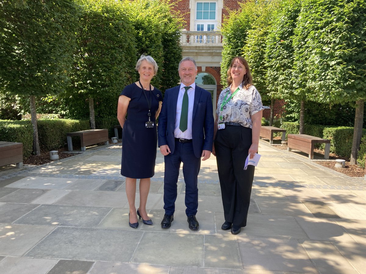 Secretary of State for @DefragovUK <a href="/SteveReedMP/">Steve Reed</a> visited our HQ near Weybridge to discover more about the work of our scientists and how we are the first line of defence in helping protect Great Britain from animal disease threats such as #BluetongueVirus #APHAScience