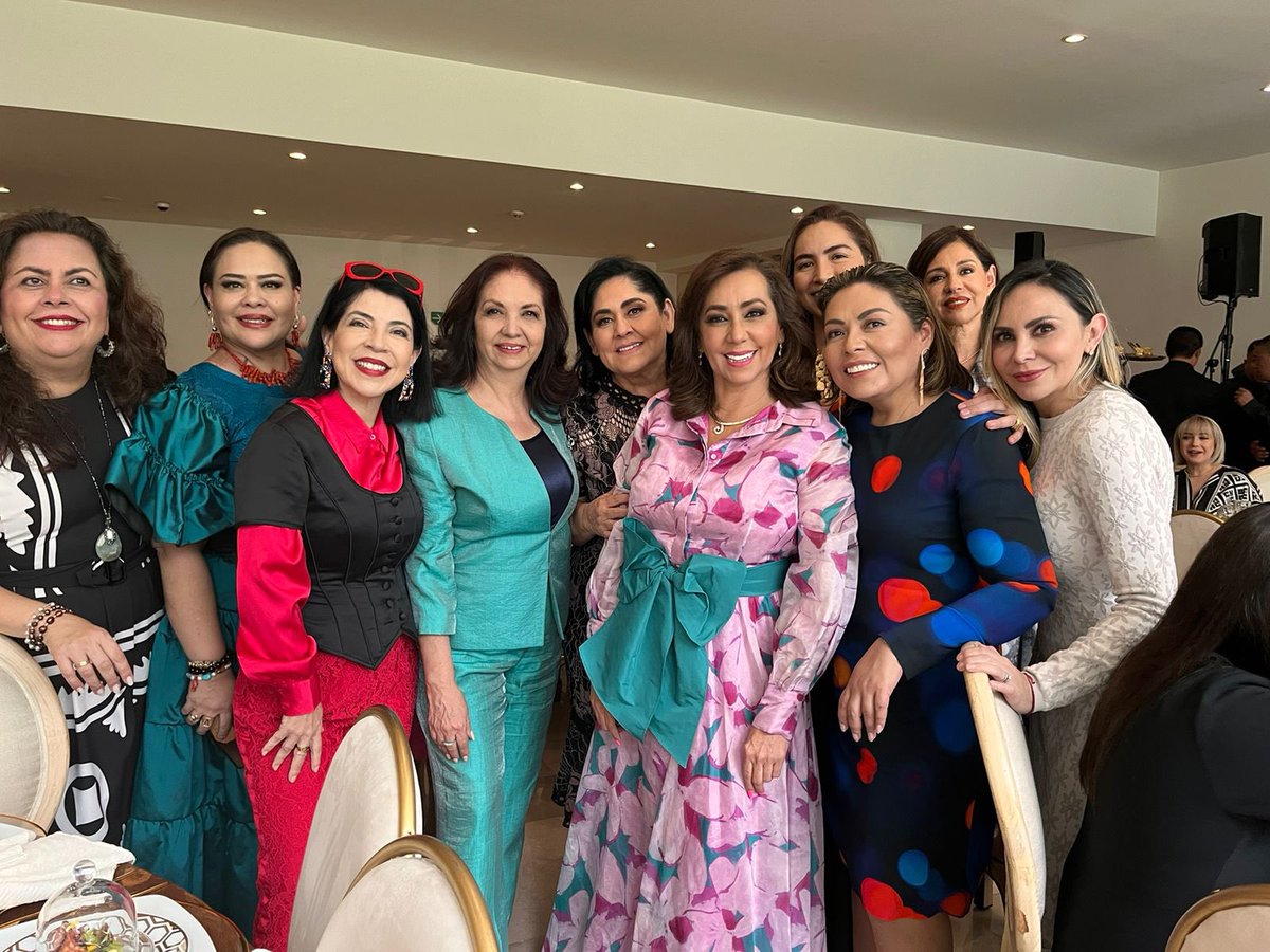 50mas1intl's tweet photo. Les compartimos un #tbtback del festejo realizado en #CDMX a la presidenta internacional @nenaorantes por las colectivas de 50+1. Felicidades!!
@50mas1Texas https://t.co/FoU2IvAFog