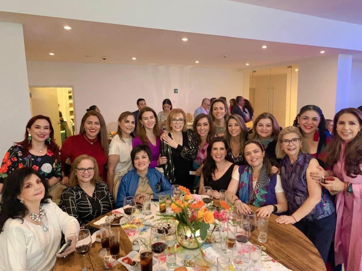 50mas1intl's tweet photo. Les compartimos un #tbtback del festejo realizado en #CDMX a la presidenta internacional @nenaorantes por las colectivas de 50+1. Felicidades!!
@50mas1Texas https://t.co/FoU2IvAFog