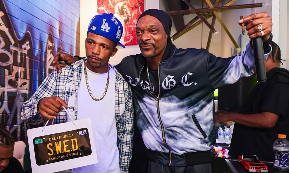 MiisterCBD's tweet photo. Snoop Dogg vient d’inaugurer son premier magasin de cannabis légal à L.A., situé près de LAX et du SoFi Stadium. 🎤➡️ https://t.co/FaO14MZi75
#cannabis #cannabisnews #cannabislegal #losangeles https://t.co/6nApnmR0V7