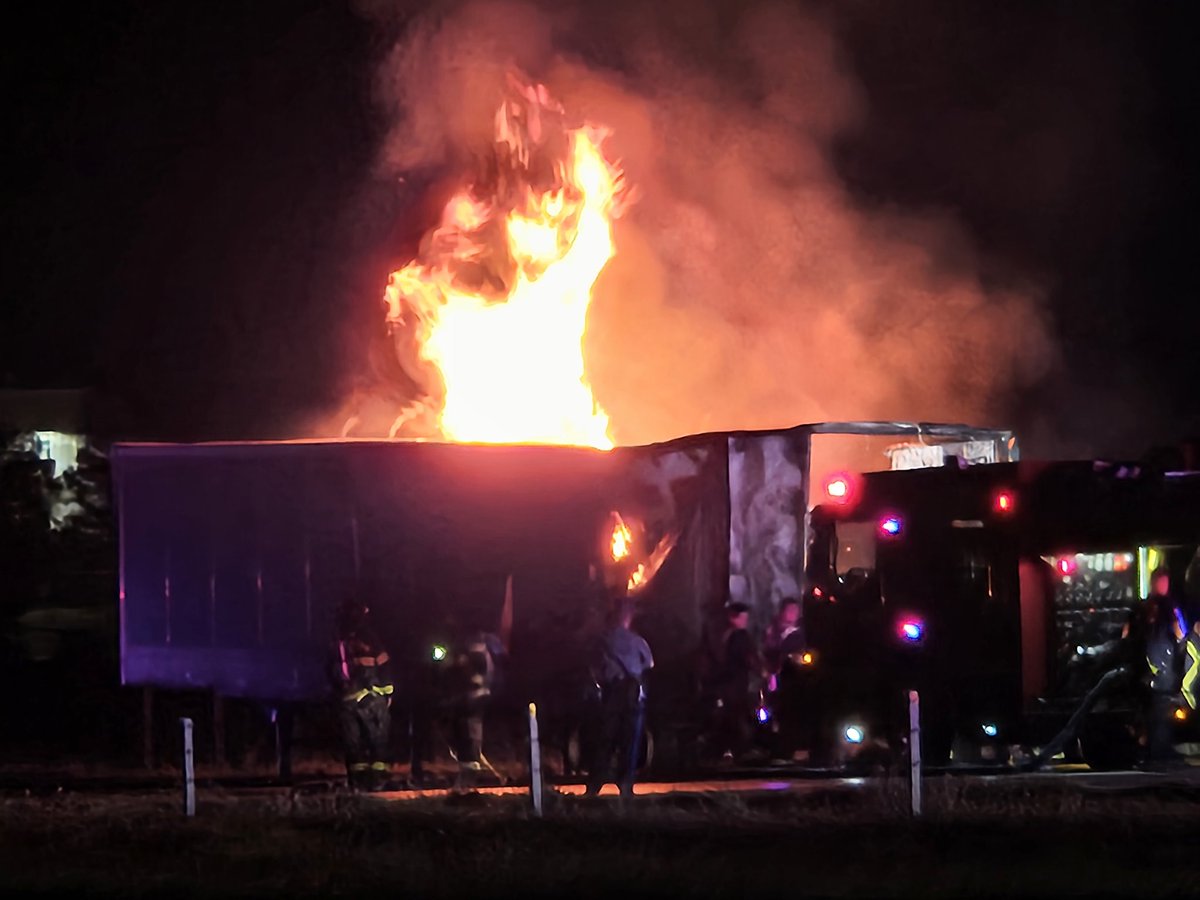 DrewMitchellTV's tweet photo. @WentzvilleFire  @LSLFIRE  and @MSHPTrooperC work a fire in a semi trailer fire on highway 61 just north of interstate 70 in Wentzville. @StLouisTraffic @paigehulsey @KMOV https://t.co/VJQioqAlkG