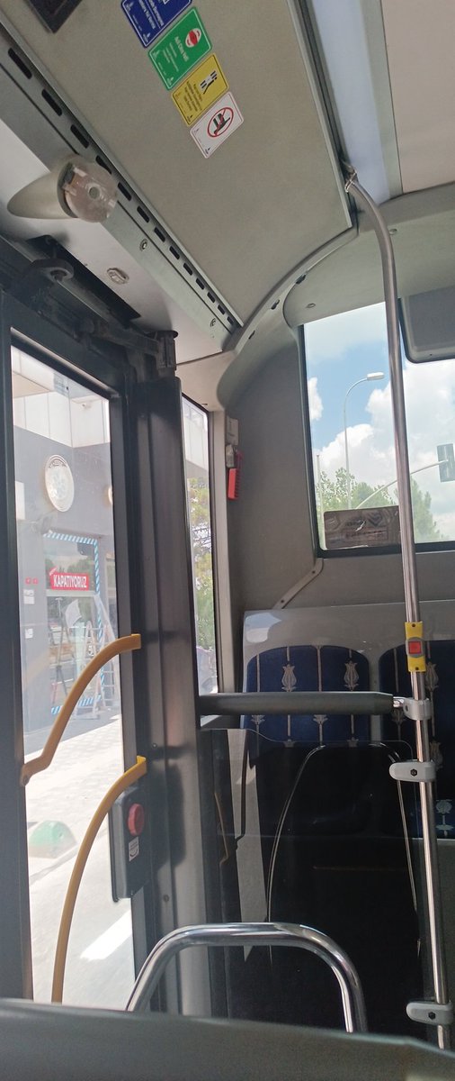 Uzun zaman sonra otobüse bindim. İstemsizce maske ihtiyacı hissettim. Covid nasıl işlemişse artık bilinçaltına.