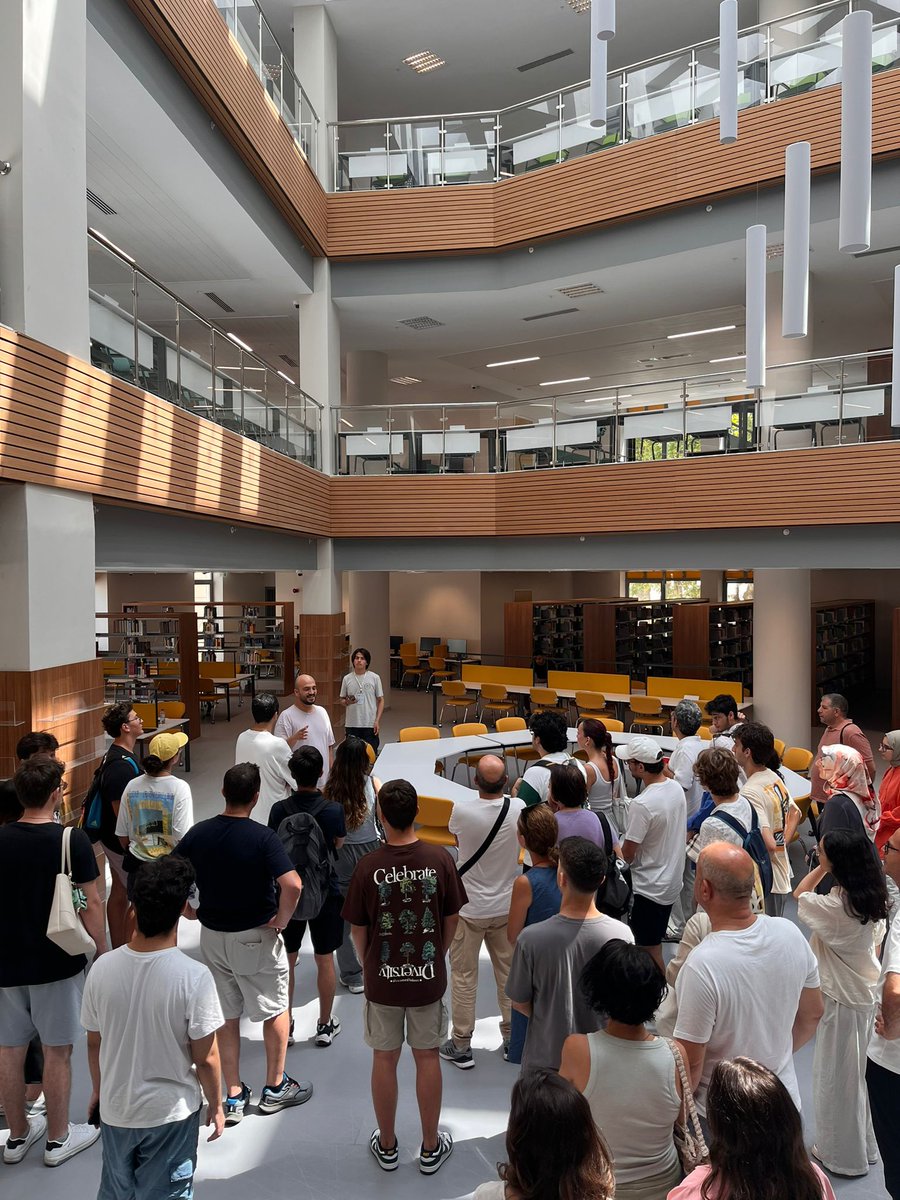 Üniversitemiz tanıtım günleri kapsamında Kütüphanecilerimiz Rümeysa Hanım, Onur ve Alper Bey öğrenci adaylarımıza Kütüphanelerimiz hakkında bilgi vermiştir.