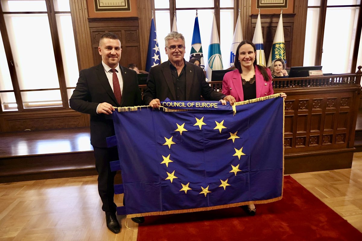 PACE (@pace_news) on Twitter photo Congratulations to the city of #Sarajevo, which received the <a href="/CoE/">Council of Europe</a> Flag of Honour - a step towards the Europe Prize - from PACE's <a href="/CPetryMdB/">Christian Petry</a> at a ceremony on 23 July!
Sarajevo is the first city in Bosnia and Herzegovina to apply for a Prize award.
More:
pace.coe.int/en/pages/europ… Congratulations to the city of #Sarajevo, which received the <a href="/CoE/">Council of Europe</a> Flag of Honour - a step towards the Europe Prize - from PACE's <a href="/CPetryMdB/">Christian Petry</a> at a ceremony on 23 July!
Sarajevo is the first city in Bosnia and Herzegovina to apply for a Prize award.
More:
pace.coe.int/en/pages/europ…