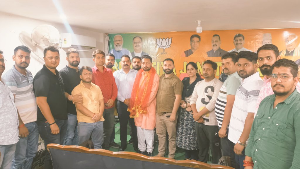rajatsingh0060's tweet photo. आज विधानसभा मढ़ एवं विधानसभा नगरोटा
युवा मोर्चा के कार्यकर्ताओं के साथ विधानसभा स्तर पर होने वाले युवा सम्मेलन के बारे में विस्तार से चर्चा की #THEBJP #youth #empower #yuvasammelan #JammuKashmir #ANISD #Budget #CryptoNews #destitution #EKOS #govert #Habagat #ISPR #loveisland https://t.co/EKuBKCxCM5