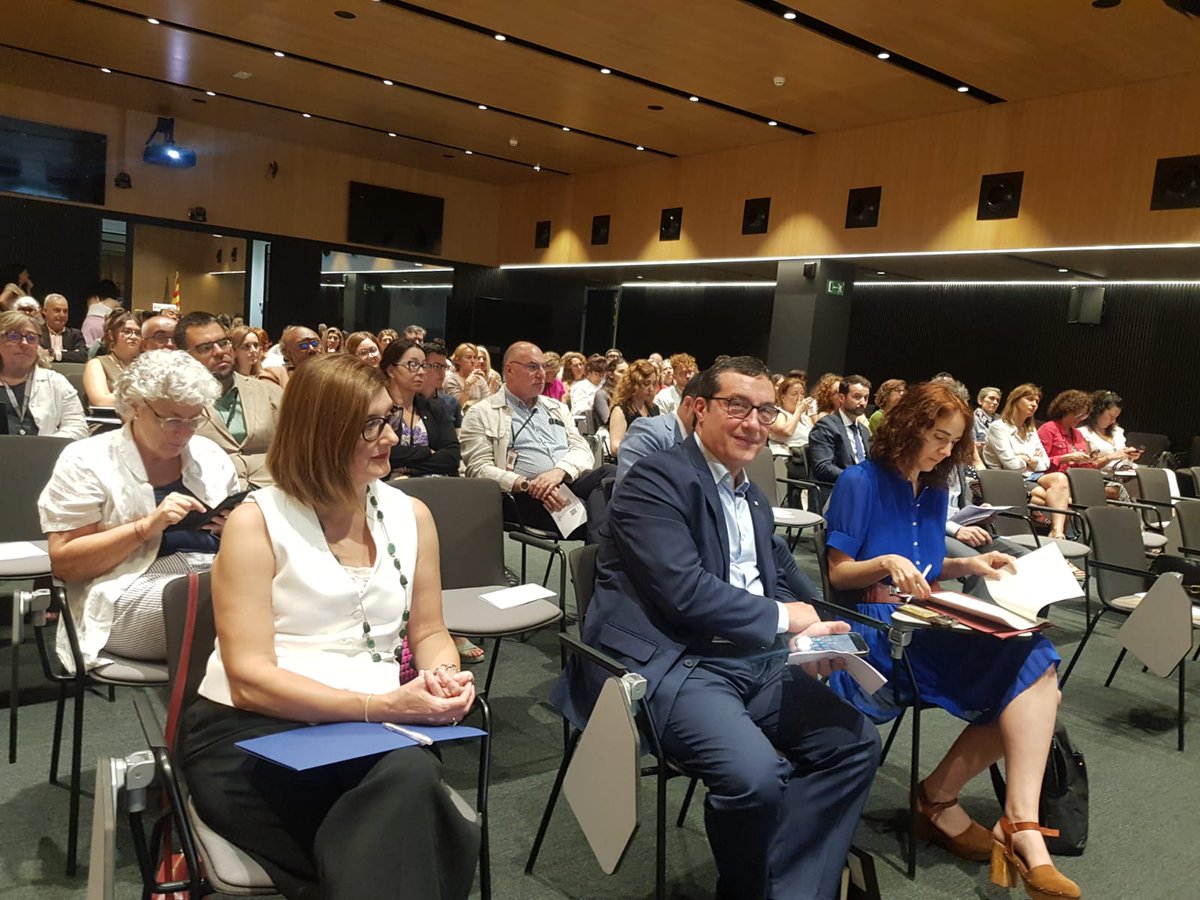 <a href="/immabarral/">Imma Barral</a> <a href="/BernatValls/">Bernat Valls Fuster 🎗</a> <a href="/noeayso/">Noe</a> 📒 Durant la Jornada s'ha presentat la "Guia de mediació administrativa", un document elaborat per un grup de treball interdisciplinari.

🎯 La Guia ofereix eines per ajudar les i els professionals a derivar a la mediació controvèrsies entre l'Administració i la ciutadania.