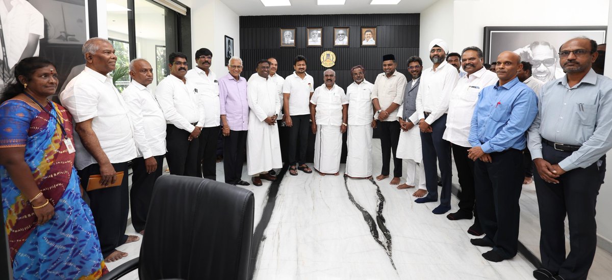 Udhaystalin's tweet photo. தமிழ்நாடு மாநில சிறுபான்மையினர் ஆணையத்தின் தலைவராக நியமிக்கப்பட்டுள்ள அருட்தந்தை ஜோ அருண் அவர்கள் – துணைத் தலைவராக நியமிக்கப்பட்டுள்ள அண்ணன் அப்துல் குத்தூஸ் அவர்கள்  மற்றும் ஆணையத்தின் புதிய உறுப்பினர்களையும், சிறுபான்மையினர் பொருளாதாரம் மேம்பாட்டு கழகத்தின் தலைவராக நியமிக்கப்பட்டுள்ள அண்ணன் பெர்னாண்டஸ் ரத்னவேல் அவர்களையும் இன்று நேரில் சந்தித்து வாழ்த்தினோம். 

சிறுபான்மையினர் ஆணையம் மற்றும் சிறுபான்மையினர் பொருளாதார மேம்பாட்டுக் கழகத்தின் புதிய நிர்வாகிகளின் பணிகள் மென்மேலும் ��ிறக்கட்டும்.

@GingeeMasthan @InigoIrudayaraj