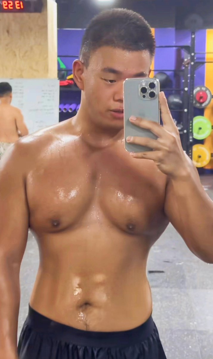开车送快递的胖子 tweet media