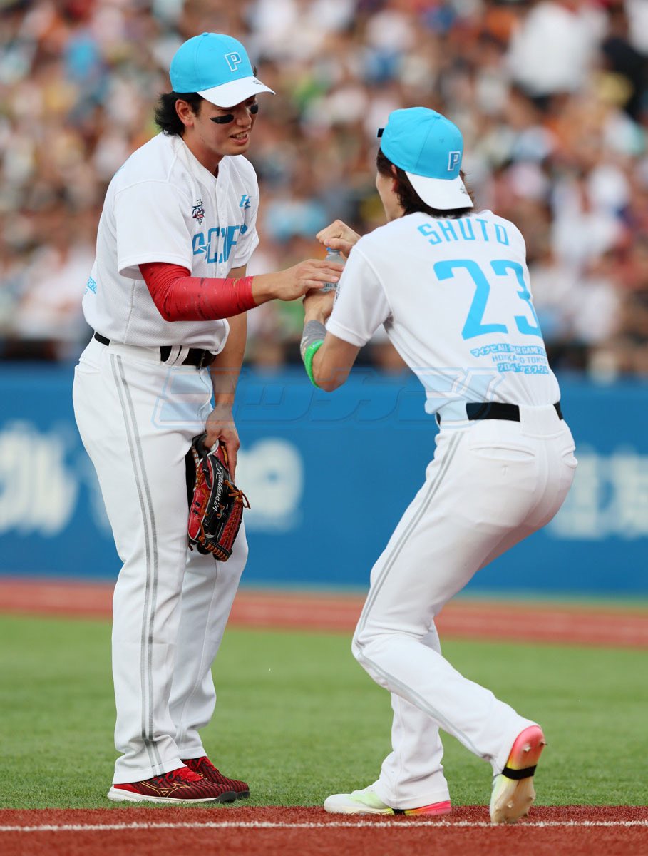 nikkan_hawks's tweet photo. 【オールスター】

ホームランダービーは #近藤健介 選手が優勝しました！
#山川穂高 選手との白熱した決勝戦に神宮は大盛り上がり。

2人の打撃投手を務めた #栗原陵矢 選手もお疲れ様でした🙌

#sbhawks https://t.co/tHl0XMDVr1