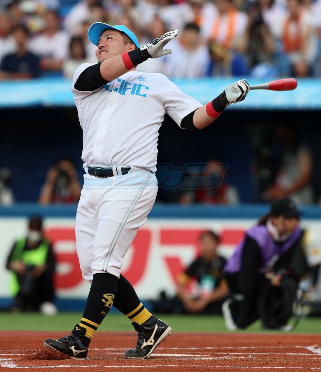 nikkan_hawks's tweet photo. 【オールスター】

ホームランダービーは #近藤健介 選手が優勝しました！
#山川穂高 選手との白熱した決勝戦に神宮は大盛り上がり。

2人の打撃投手を務めた #栗原陵矢 選手もお疲れ様でした🙌

#sbhawks https://t.co/tHl0XMDVr1