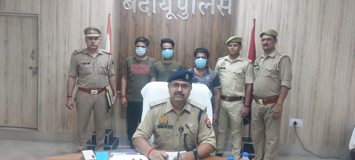 budaunpolice's tweet photo. वरिष्ठ पुलिस अधीक्षक @budaunpolice डॉ0 बृजेश कुमार सिंह के निर्देशानुसार चलाए जा रहे अभियान के अन्तर्गत #थाना_अलापुर #buduanpolice को मिली बडी सफलता, जाली मुद्रा की तस्करी करने वाले 03 अभियुक्तगण मय माल  सहित गिरफ्तार। https://t.co/8LJx0DOZOl