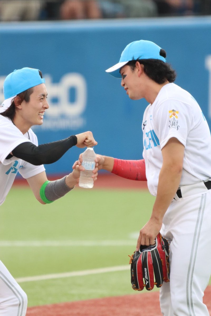 sakisaki502's tweet photo. 試合前からクタクタになるバッティングピッチャーの素質しかないクリリンに水を開けて差し上げる周東くん https://t.co/E3F8p4wDYS