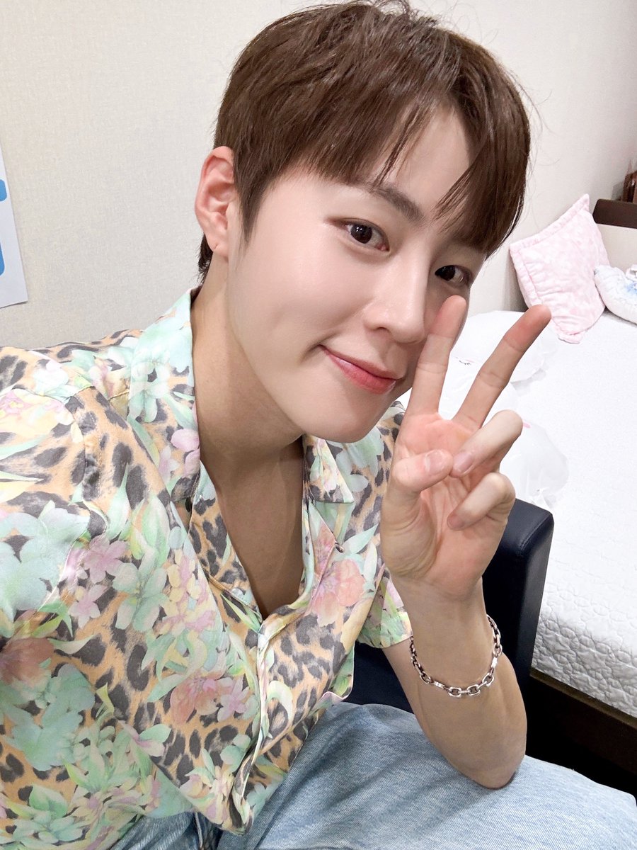 BPM_HSW's tweet photo. [#하성운] ⏰  

잠시 후 6시 20분! MBC M <주간 아이돌>에 하성운이 출연합니다📺  
오늘 수요일😣 하지만 우리 인턴 MC 성운이를 또 볼 수 있대요 럭키잖아🍀 

#HASUNGWOON #주간아이돌 https://t.co/G5vZoQekLh