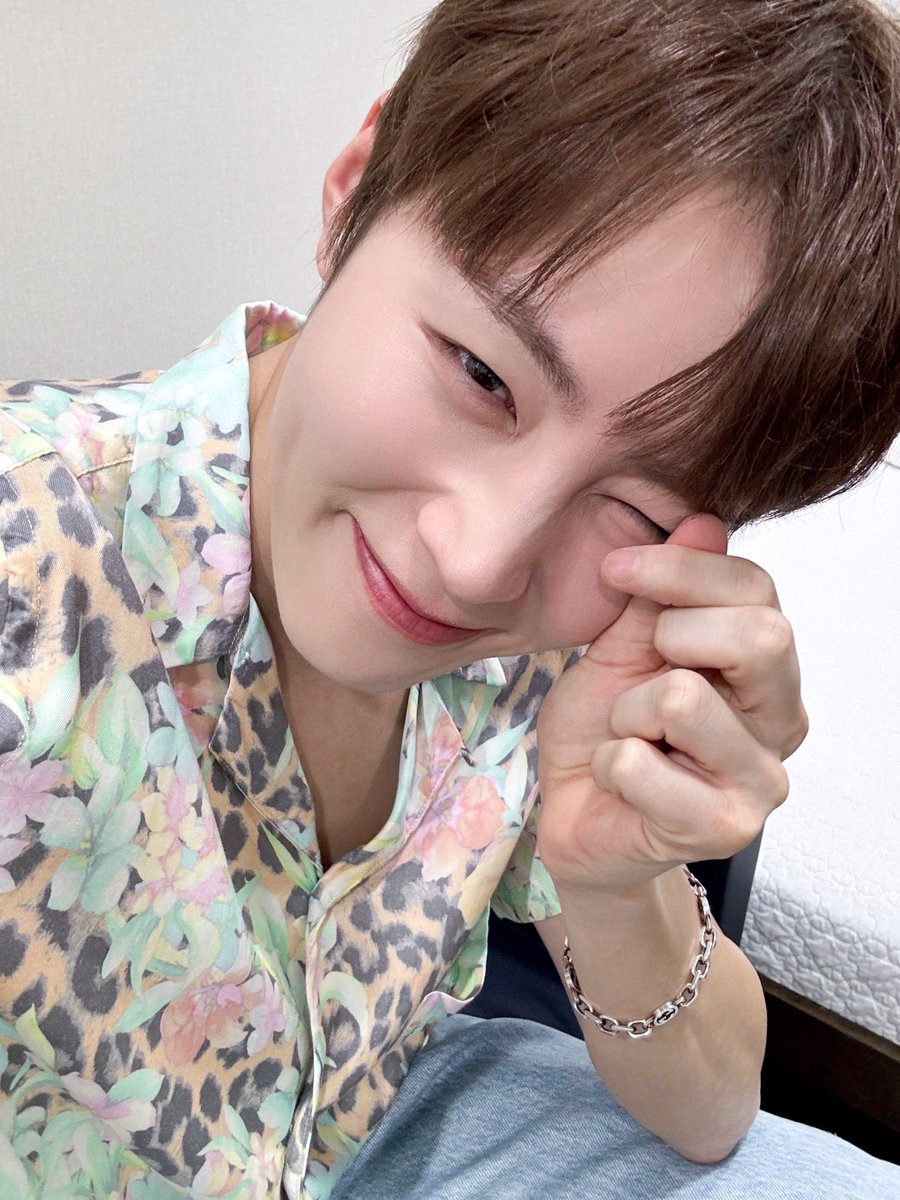 [#하성운] ⏰  

잠시 후 6시 20분! MBC M <주간 아이돌>에 하성운이 출연합니다📺  
오늘 수요일😣 하지만 우리 인턴 MC 성운이를 또 볼 수 있대요 럭키잖아🍀 

#HASUNGWOON #주간아이돌