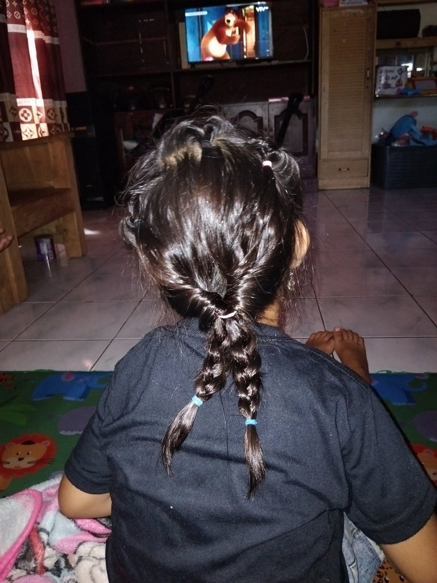 mizzNna's tweet photo. Kalo punya anak cewe trus rambutnya panjang tuh gini asiknya bisa dibentuk² sesuai harapan mamah https://t.co/JEjNrqASXK