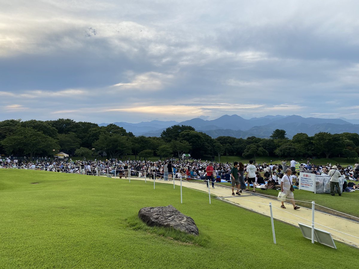 nippondaira's tweet image. 【日本平まつりの様子🌻】

◎17：50分頃
沢山の方々にお越しいただいております☺️
風が吹き、昼頃と比較すると少しずつ過ごしやすい気温になってきました🍃

しかしながら、油断をせず！こまめな水分補給をお願いいたします🥤

18：30からは、太鼓と木遣(きやり)が会場を盛り上げますよ◎！必見です😳