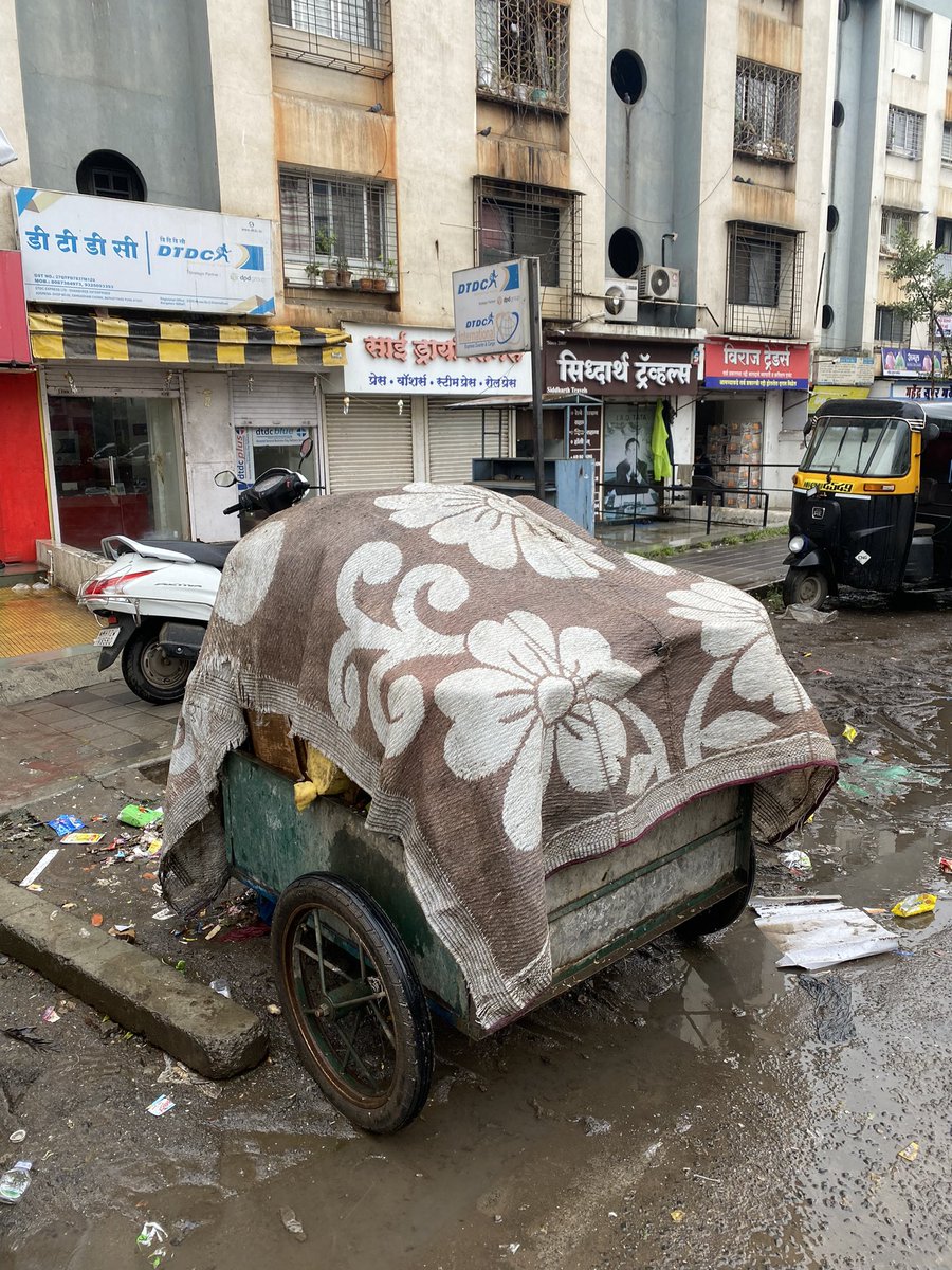 sckapse's tweet photo. @PMCPune 

मार्केटयार्ड बस डेपो शेजारी, रुणवाल पार्क, येथील बाहेरील बाजूस, स्वछता कर्मचारी,सर्व प्रकारचा कचरा ठेवतात,ज्यामुळे, कचरा सतत पडलेला असतो.
डास,कुत्री ह्यांचा वावर वाढला असून,रोगराईची शक्यता निर्माण झाली आहे.
कृपया,तडक कारवाई करावी,ही नम्र विनंती. https://t.co/BJAa3zGid6