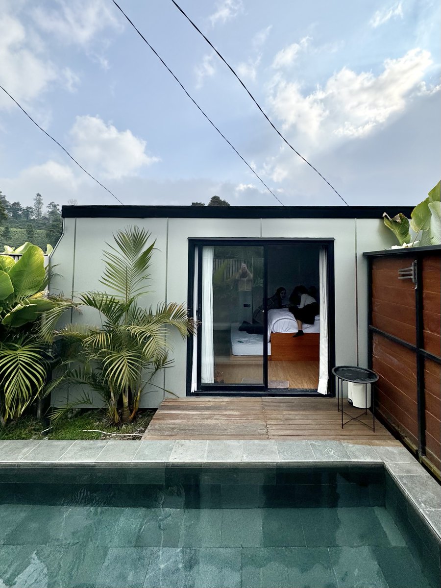 cloudysnowys's tweet photo. yang ada rencana weekend liburan ke bandung nginep deh di villa ini bagus banget ada di tengah kebun teh cuacanya adem🥹🤍🍃

ada ✨PRIVATE POOL✨ ini aku sama temen2 perorang cuma bayar 300ribu aja👍🏻

strategis deket sama wisata lain juga~ https://t.co/BBubMT3WGF